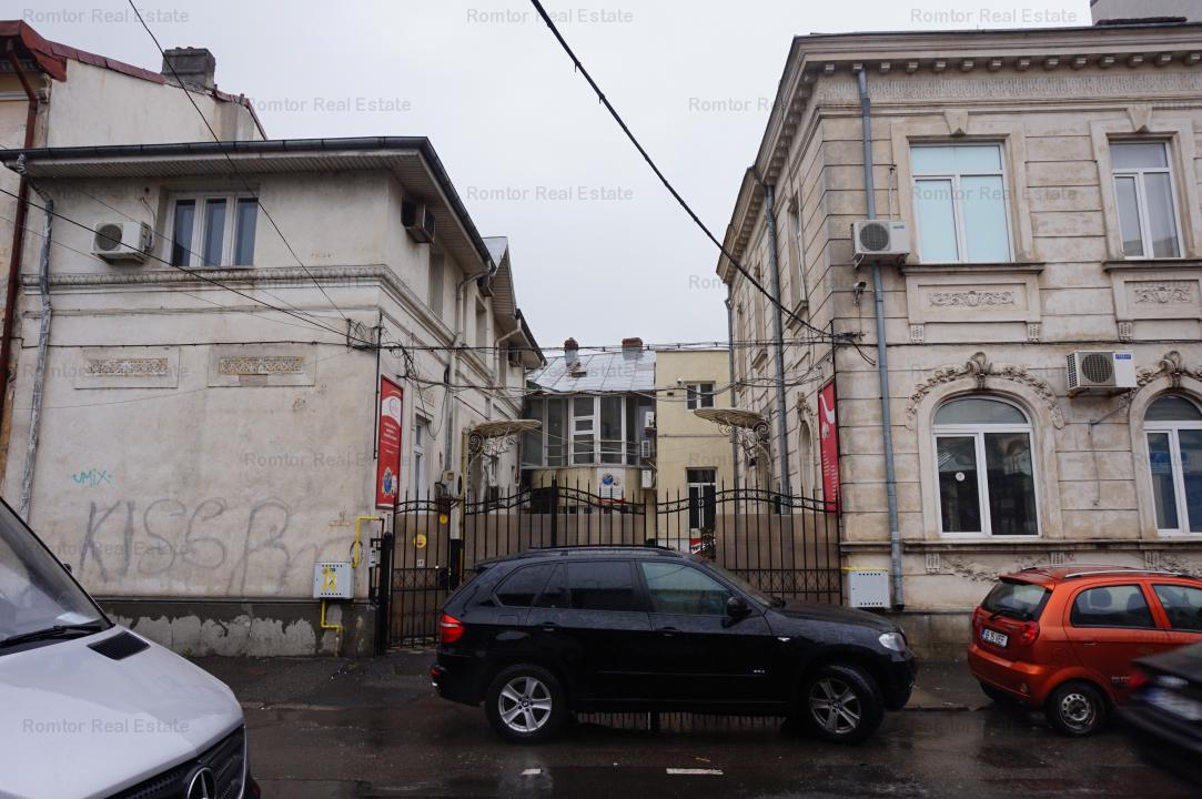 https://romtor.ro/en/vanzare-offices/bucuresti/the-palace-of-the-parliament-carol-park-3-buildings-own-yard_1776