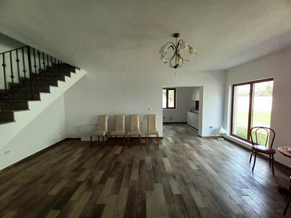 House 4 rooms in duplex at Strejnic.