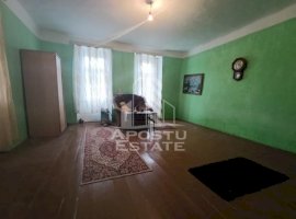 Casa 4 camere + anexe si teren 2788 mp cu livada,  Comlosu Mare!