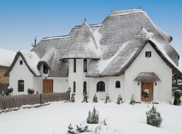 Doi constructori au ridicat o casa ecologica in Mogosoaia